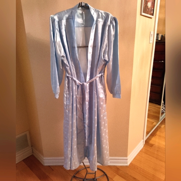 Source Unknown Other - NWOT silky polkadot robe